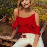 blusa roja de gasa con pantalon jeans bordado Tucci primavera verano 2019