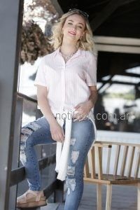 camisa blanc mangas cortas con jeans Doll Fins verano 2019