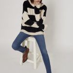 Viga jeans con sweater a rayas look denim invierno 2019