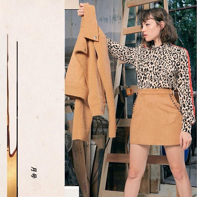 minifalda con camisa leopardo Rie otoño invierno 2019