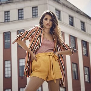 look con short corte sastrero y kimono a rayas Inversa verano 2020