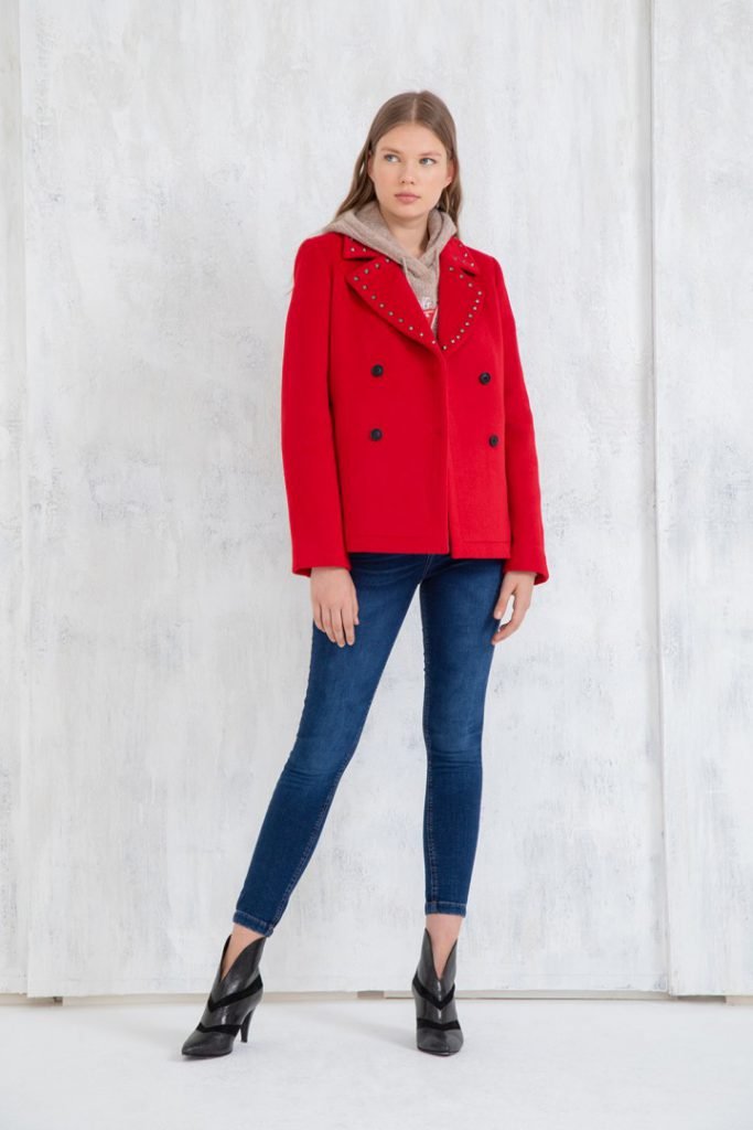jeans y saco rojo uma invierno 2020