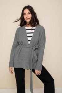 pantalon negro y cardigan cruzado Yagmour otoño invierno 2020