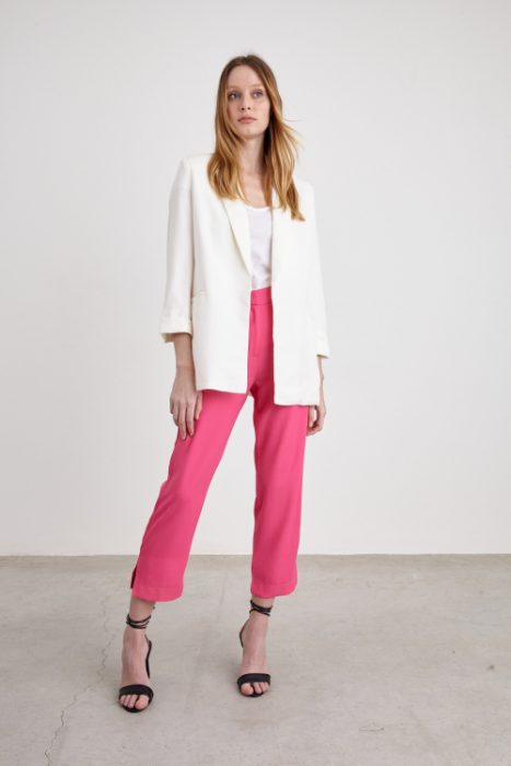 pantacourt rosa y blazer blanco St Marie verano 2021