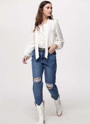 jeans roto y camisa melocoton juvenil mujer invierno 2021
