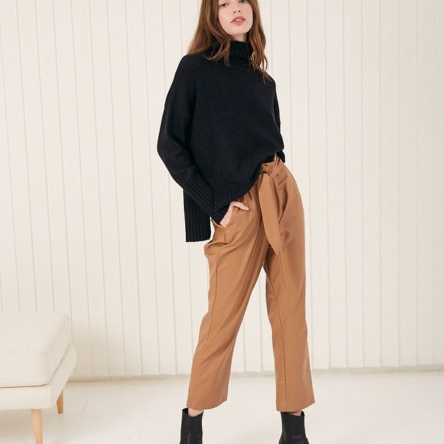 pantalon chino con polera Akiabara invierno 2021
