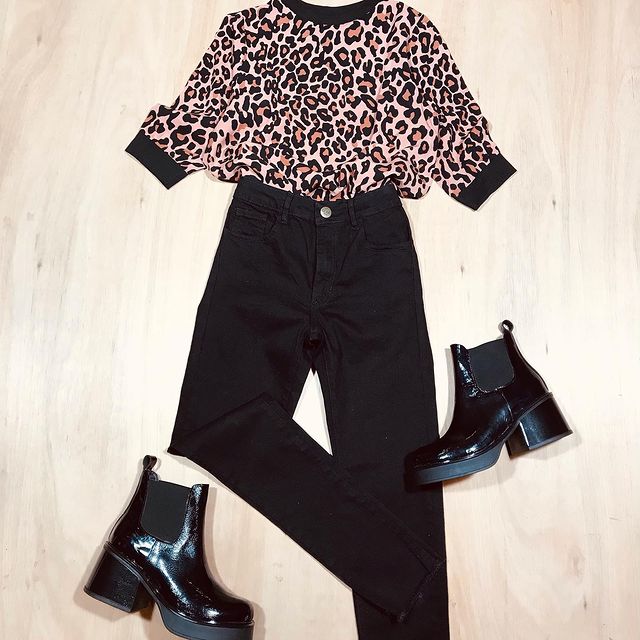 remera animal print y jeans negro invierno 2021 Clan issime
