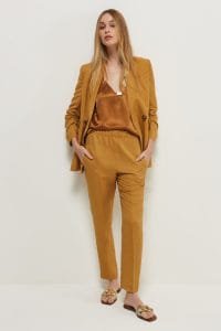 traje y blusa de seda verano 2022 Markova