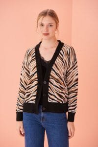 cardigan con jeans Zoue invierno 2022