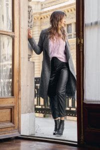 pantalon de cuero y saco largo nucleo invierno 2022