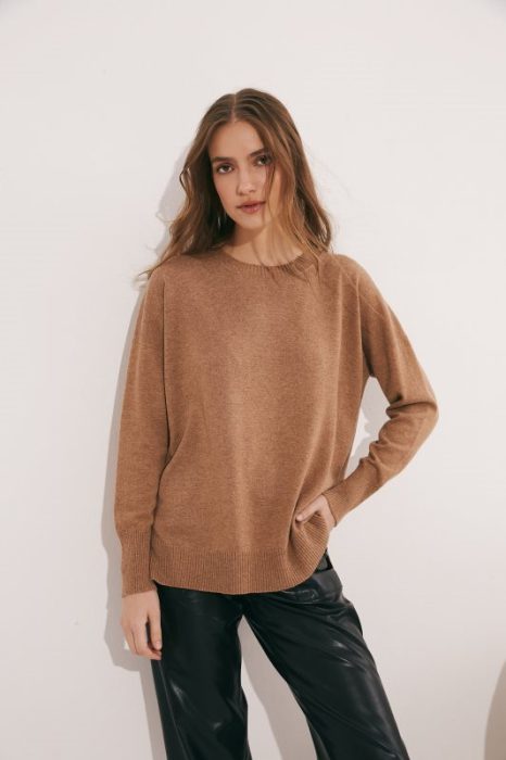 look con sweater y pantalon de cuero Carmela Achaval invierno 2022