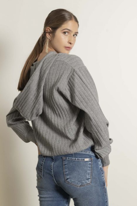 sweater tejido con capucha invierno 2022 Eva Miller