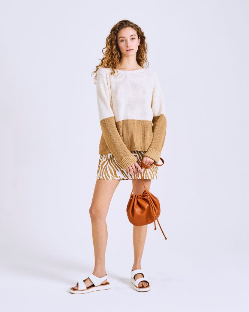 outfit minifalca y sweater verano 2023 Clara Ibarguren