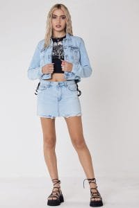 campera jeans y minifalda scombro verano 2023