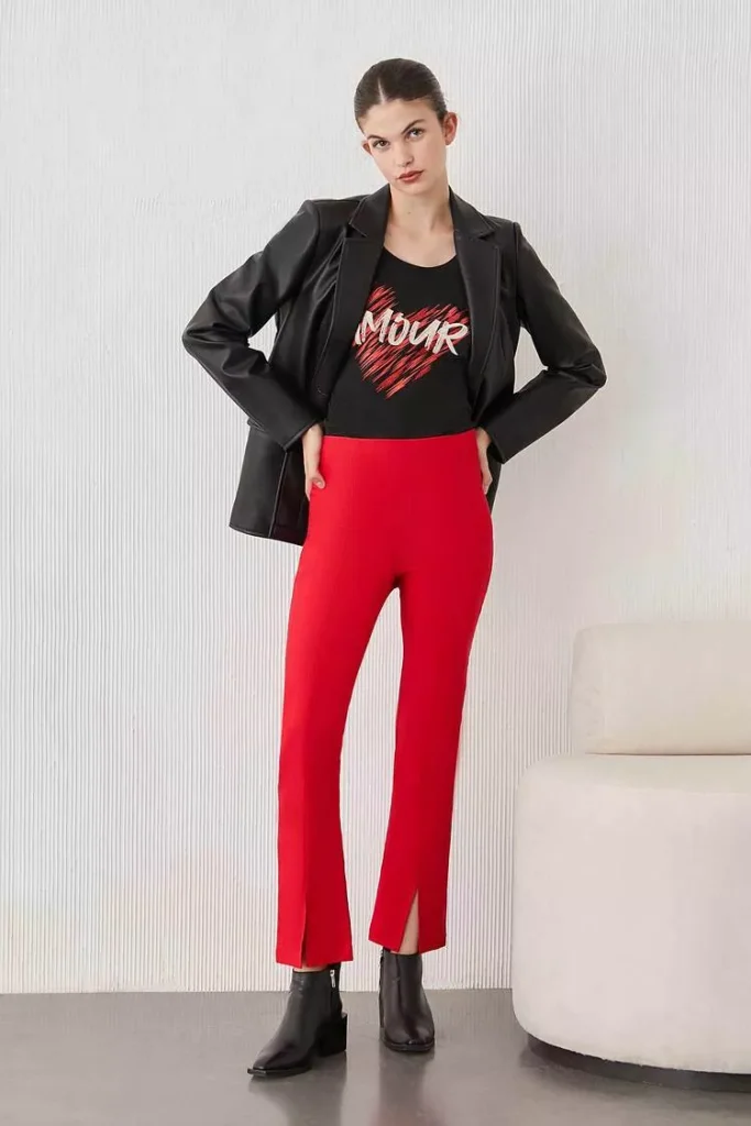 remera negra con pantalon rojo invierno 2023 tucci