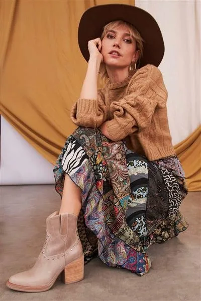 vestido largo con sweater santa bohemia invierno 2023