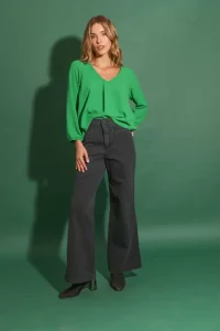 blusa verde con jeans negro cenizas invierno 2023