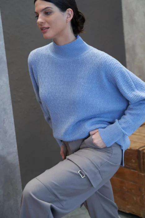 pantalon cargo y sweater Paula Liarte invierno 2023