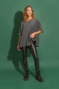 remeron gris con leggings de cuero cenizas invierno 2023