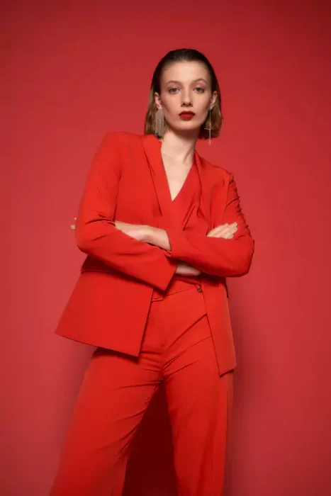 traje mujer formal rojo garofalo invierno 2023