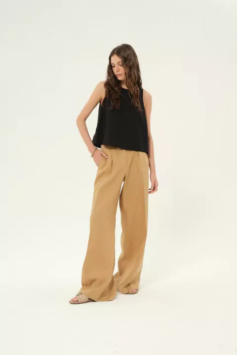 Blusa negra y pantalon sastrero beige Carmela Achaval