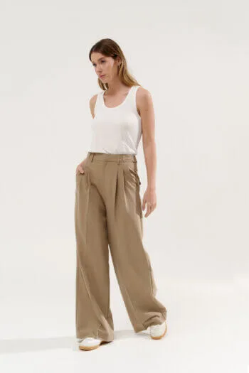 Outfits con pantalon de vestir beige