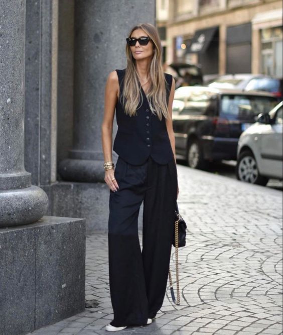 Outfit con chaleco sastrero negro para mujer verano 2024