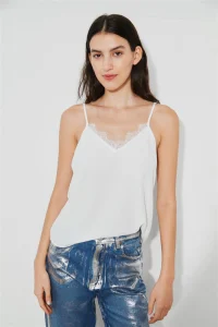 blusa blanca y jeans metalizado Inedita verano 2024