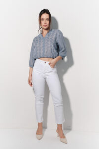 jeans blanco con blusa celeste verano 2024 Julien