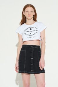 outfit con minifalda jeans complot verano 2024