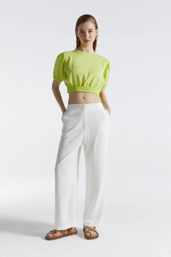 top verde lima y pantalon blanco Desiderata verano 2024