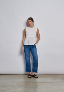 blusa blanca y jeans silenzio verano 2024