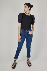 blusa negra y jeans verano 2024 eva miller