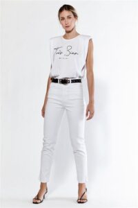 jeans blanco y musculosa basica verano 2024 Melocoton