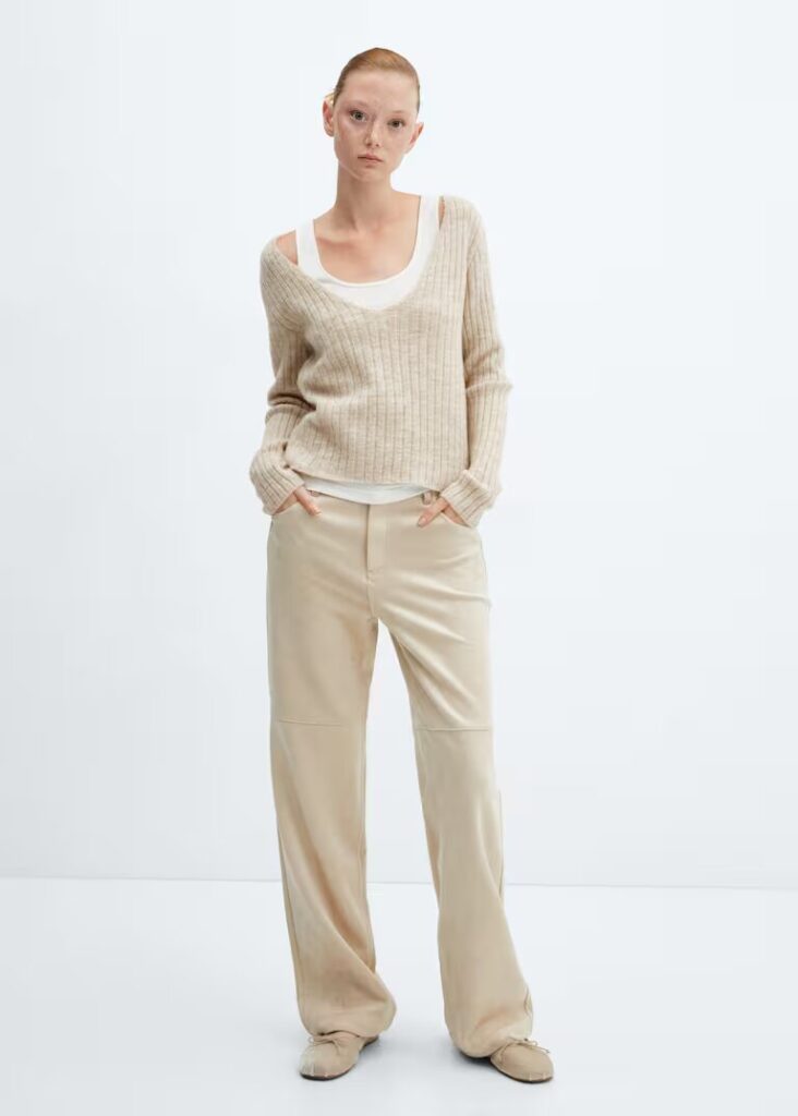 Outfit con sweater beige invierno 2024 Argentina