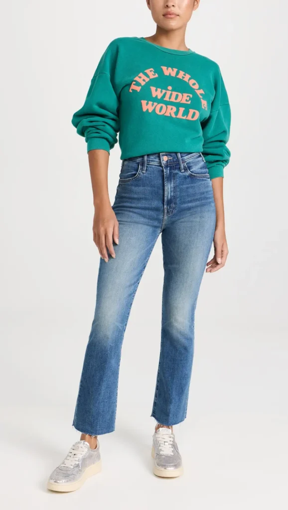 Jeans de moda invierno 2024 outfits con jeans rectos y buzo