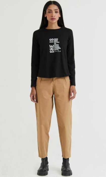 camiseta negra mangas largas y pantalon beige Nucleo moda invierno 2024