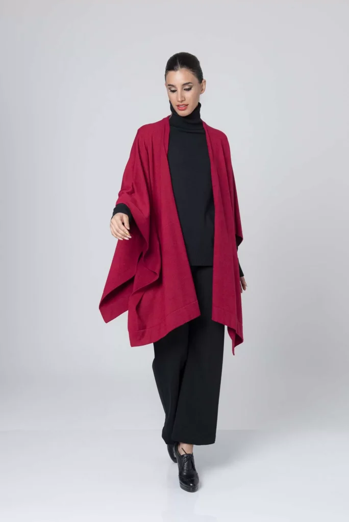 conjunto negro para senora con poncho purpura invierno 2024 Adriana Constantini