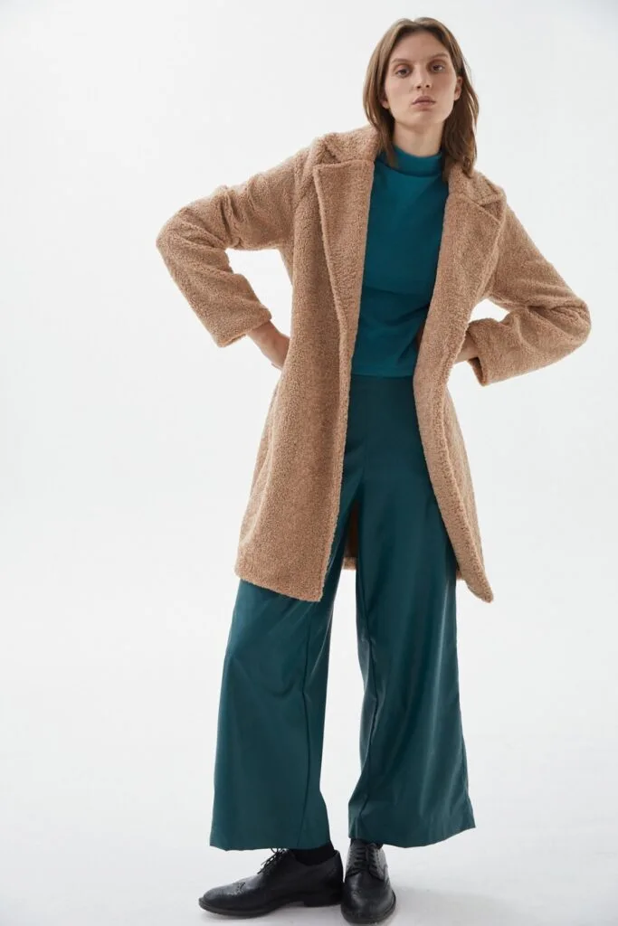 conjunto verde azulado y tapado peluche invierno 2024 Estancias chiripa