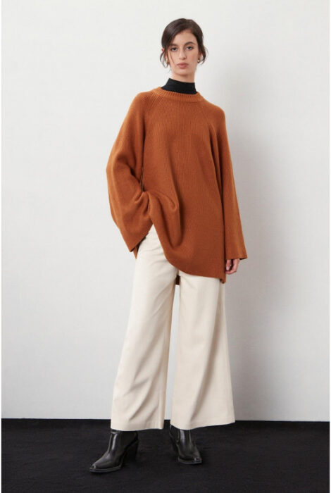 sweater marron y jean blancoinvierno 2024 Akiabara