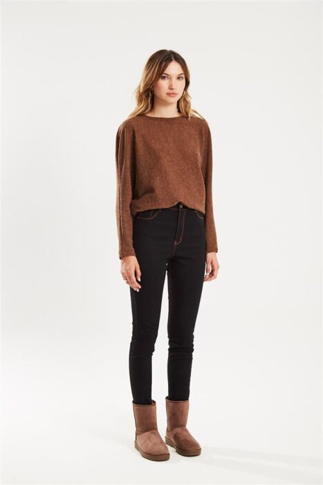 sweater marron y jean negro invierno 2024 Koxis
