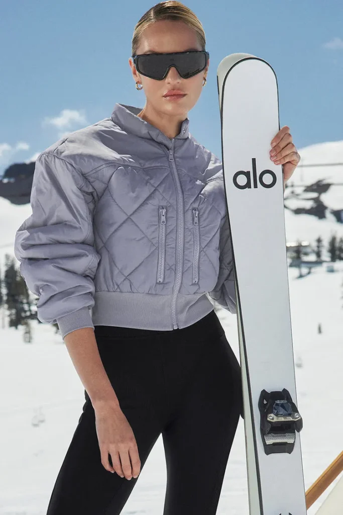look con campera puffer recortada para ir a la nieve