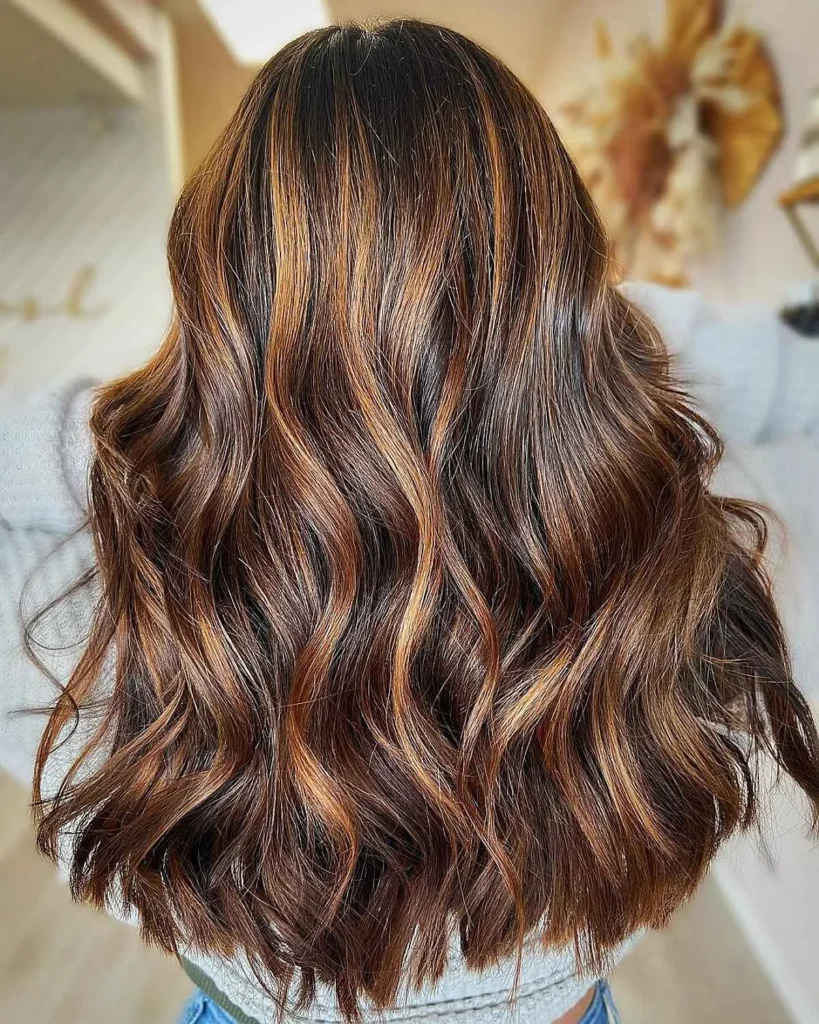 Colores de pelo para primavera 2024 Morena con Reflejos Caramelo