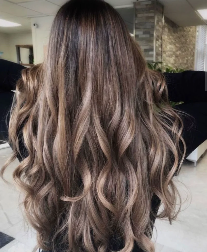 Colores de pelo para primavera 2024 Moreno Taupe