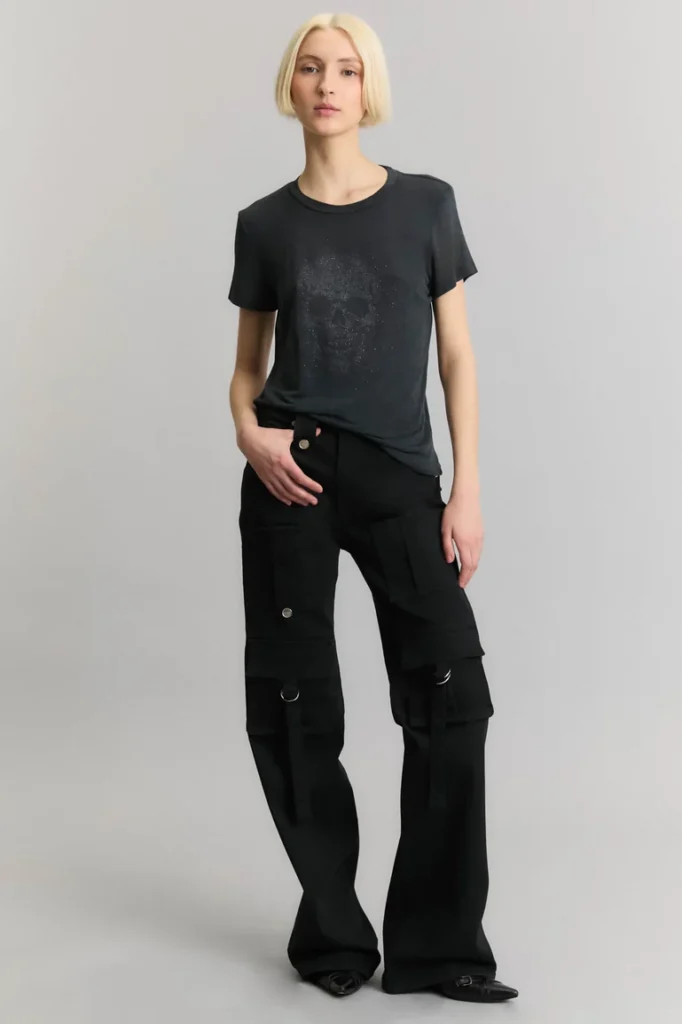 Outfit con pantalon cargo y camiseta nega Kosiuko