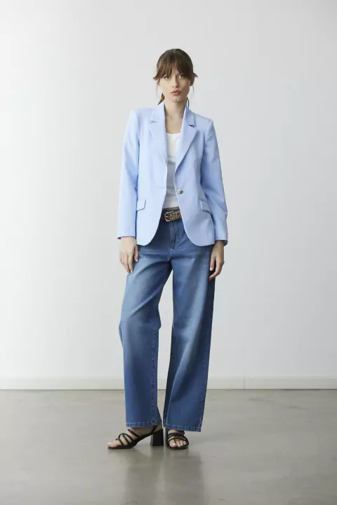 Blazer celeste con jeans recto