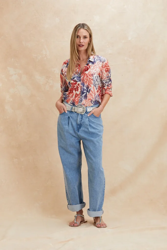 Jeans anchos con camisa floreada
