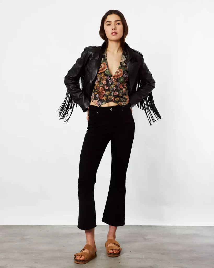 Jeans negros oxford blusa estampado floral y campera de cuero