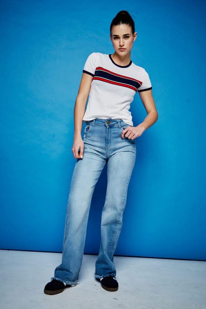 Jeans recto con remera basica blanca conr rayas azules y rojas