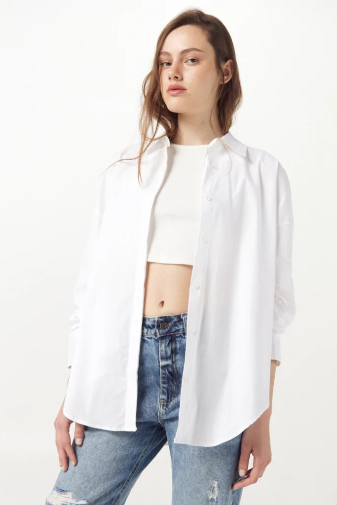 Outfit Juvenil primavera camisa y jeans rotos
